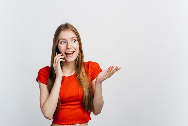 Mujer hablando por su teléfono