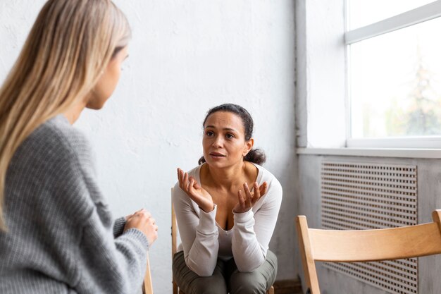 Mujer hablando de sus problemas en una sesión de terapia de grupo