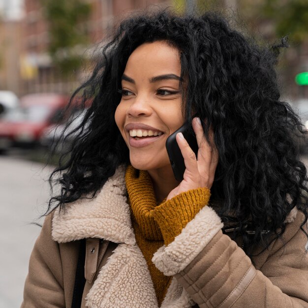 Mujer hablando por teléfono afuera