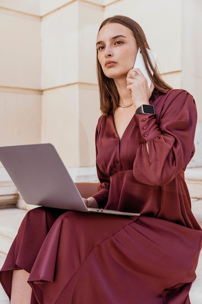 Foto gratuita mujer hablando por teléfono al aire libre