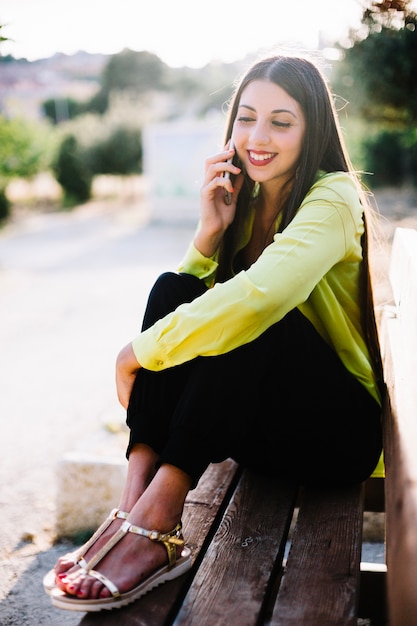 Mujer hablando teléfono alegre