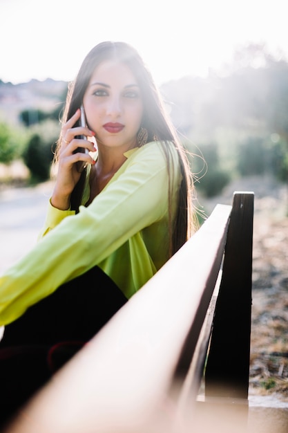 Foto gratuita mujer hablando por teléfono en el banco