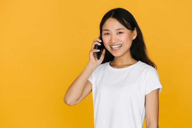 Mujer hablando por teléfono con copia espacio