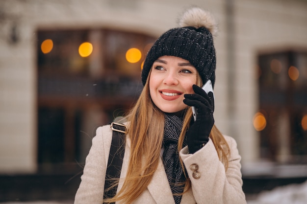 Foto gratuita mujer hablando por teléfono fuera de la cafetería