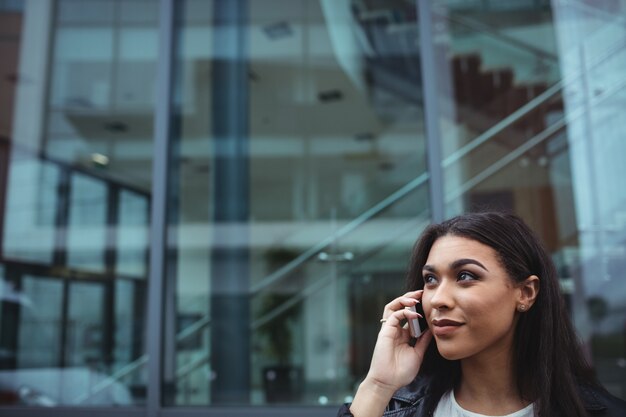 Mujer hablando por teléfono móvil