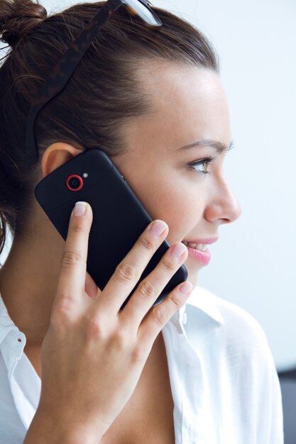 Mujer hablando por el teléfono móvil