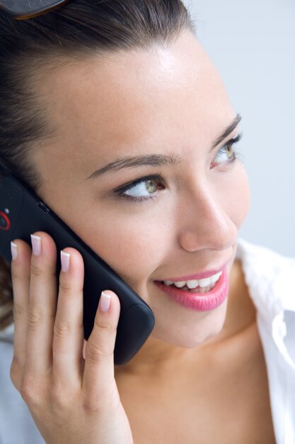 Mujer hablando por el teléfono móvil