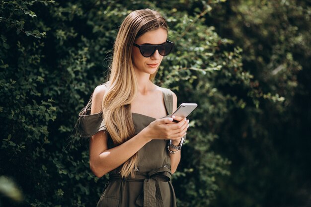 Mujer hablando por teléfono en el parque