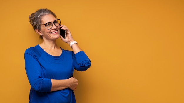 Foto gratuita mujer hablando por teléfono plano medio