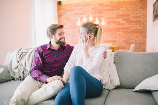 Mujer hablando teléfono y sentado con novio