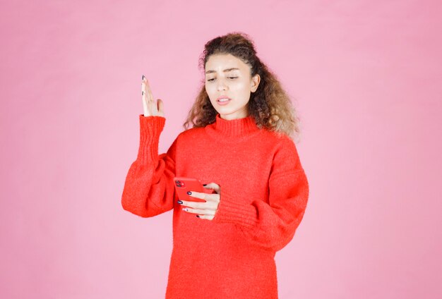 mujer hablando por teléfono y sintiéndose decepcionada.