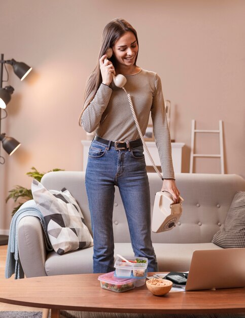 Mujer hablando por teléfono vintage y comida