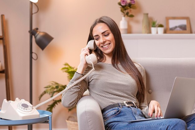 Mujer hablando por teléfono vintage