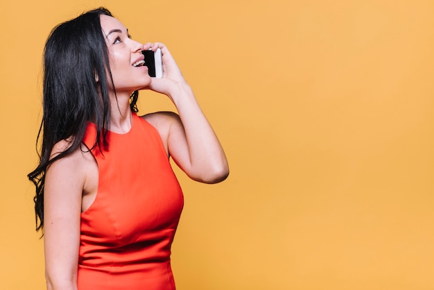 Mujer hablando por telefono