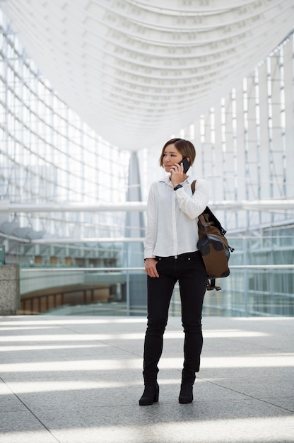 Foto gratuita mujer hablando por telefono