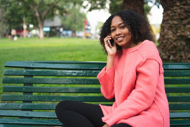 Mujer hablando con el teléfono