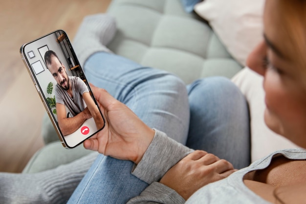 Mujer hablando por videollamada con un amigo en el teléfono