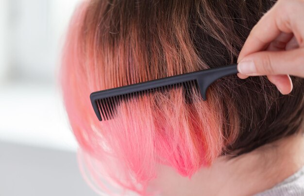 Mujer hace un corte de pelo