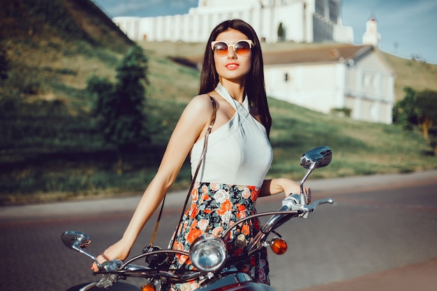 La mujer hace la foto en el scooter