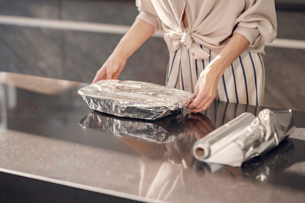 Mujer hacer una cena en la cocina en casa