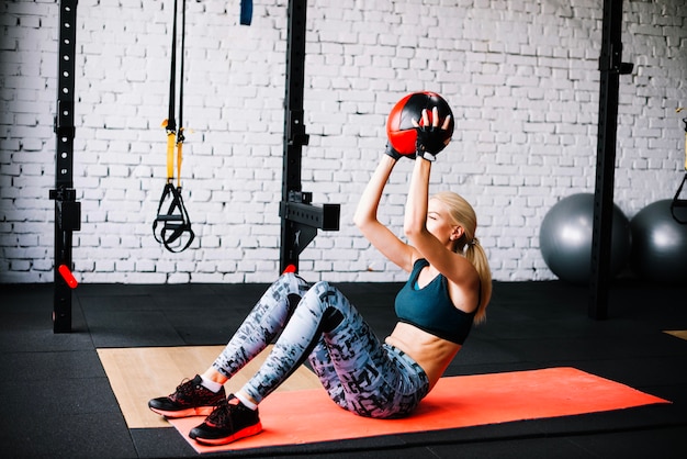 Mujer haciendo abdominales con pelota