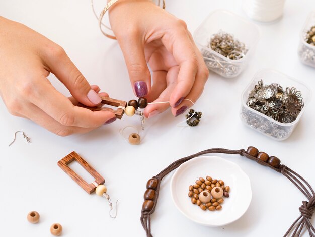 Mujer haciendo accesorios con cuentas de madera