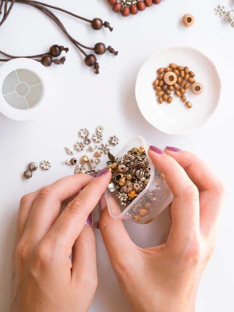 Foto gratuita mujer haciendo accesorios con piezas metálicas