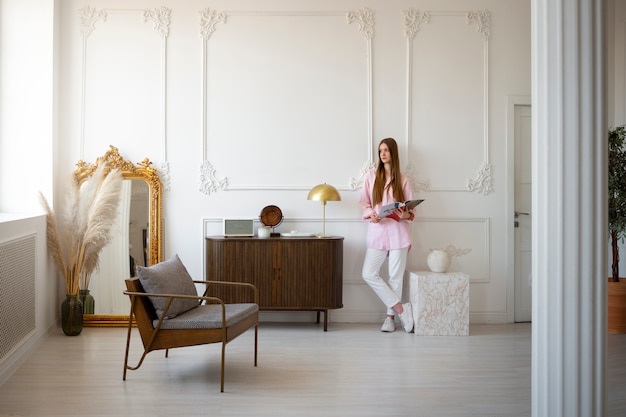 Mujer haciendo actividades diarias en una habitación mínimamente decorada.