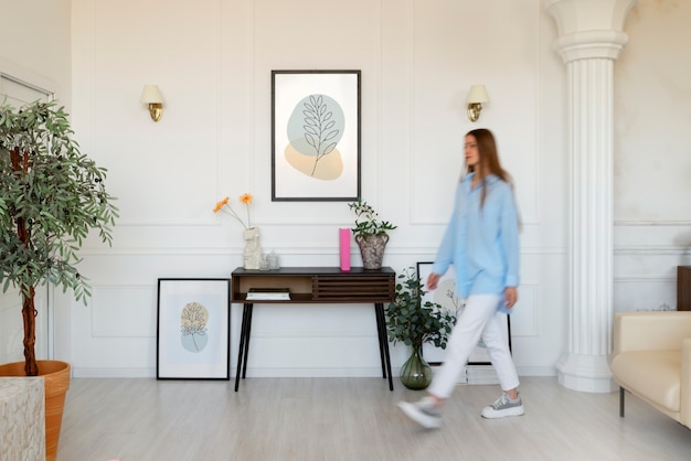 Foto gratuita mujer haciendo actividades diarias en una habitación mínimamente decorada.