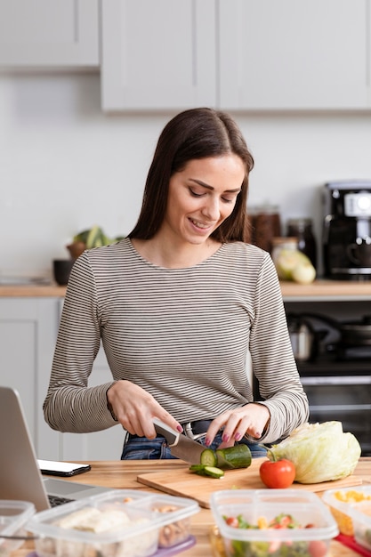 Mujer haciendo algo de comer mientras trabaja