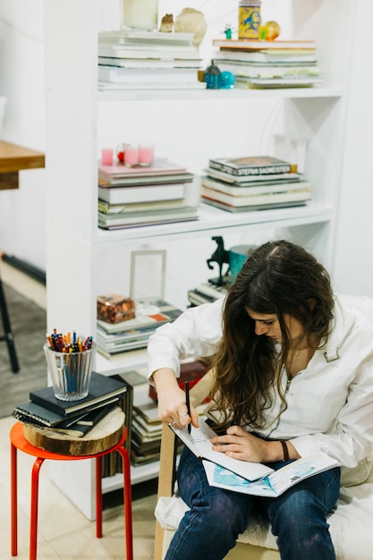 Foto gratuita mujer haciendo bocetos en casa