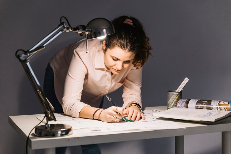 Foto gratuito mujer haciendo borradores