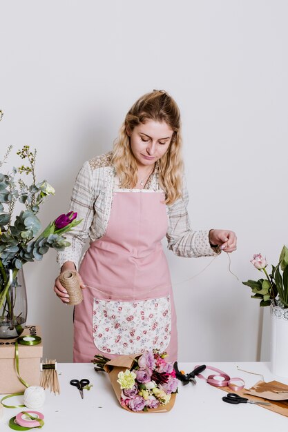 Mujer haciendo bouquet en la tienda