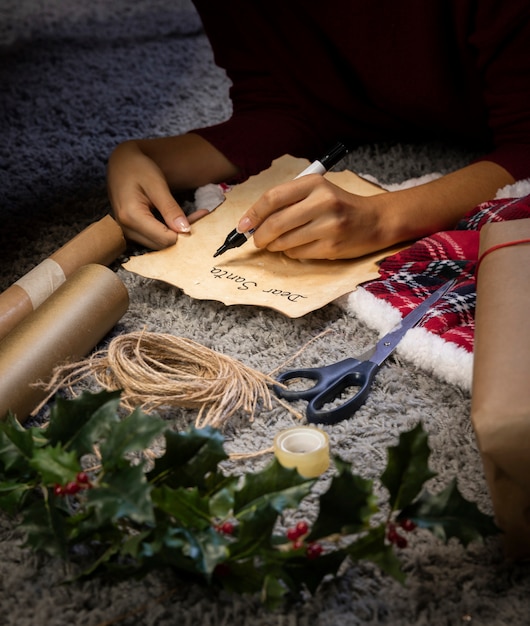 Mujer haciendo carta para santa