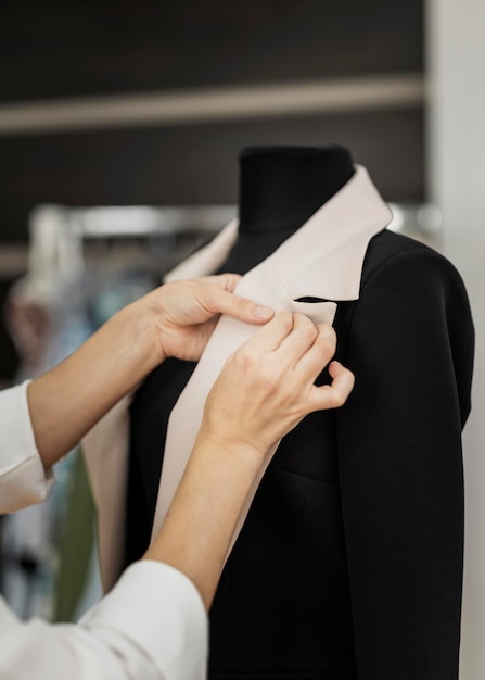 Mujer haciendo chaqueta de cerca