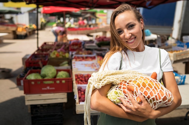 Mujer haciendo compras de comestibles con espacio de copia