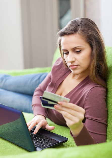 Mujer haciendo compras en internet