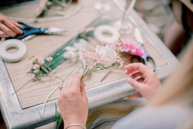 Mujer haciendo una decoración con flores