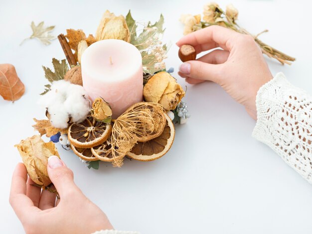 Mujer haciendo decoración de velas