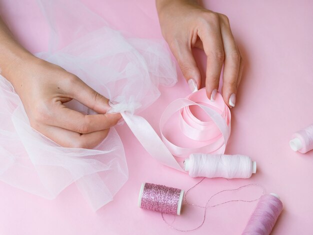 Mujer haciendo decoraciones con cintas de colores