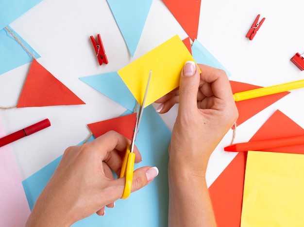 Mujer haciendo decoraciones de papel y clips