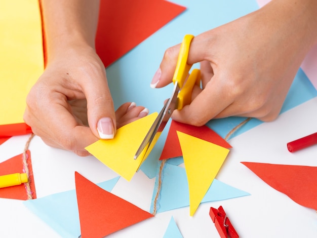 Mujer haciendo decoraciones con papel de colores