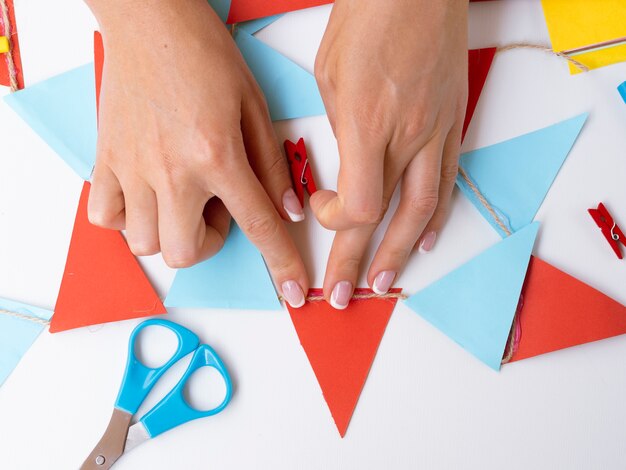 Mujer haciendo decoraciones con papel de colores