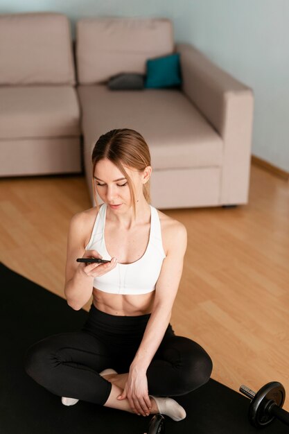 Mujer haciendo deporte en casa