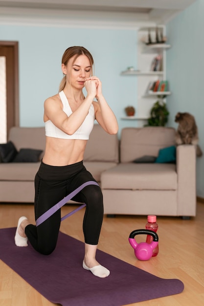 Mujer haciendo deporte en casa