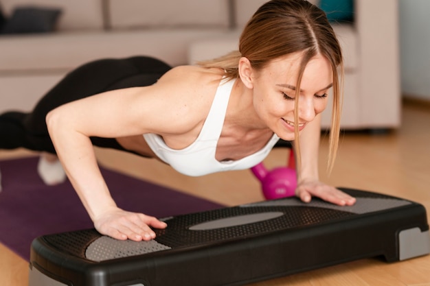 Foto gratuita mujer haciendo deporte en casa