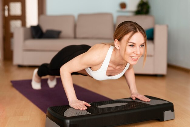 Mujer haciendo deporte en casa