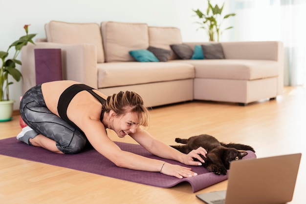 Foto gratuita mujer haciendo deporte en casa