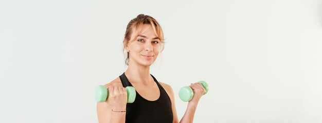 Foto gratuita mujer haciendo deporte en casa