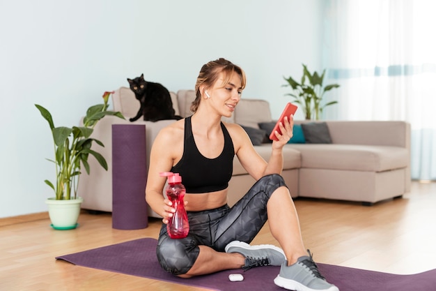 Foto gratuita mujer haciendo deporte en casa